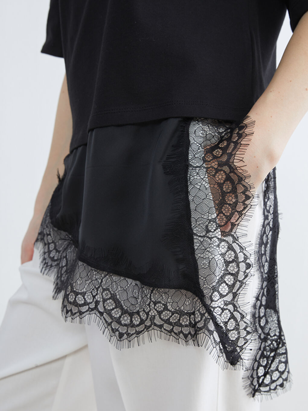 Siyah Bisiklet Yaka Dantel Detaylı Kadın Tişört-2