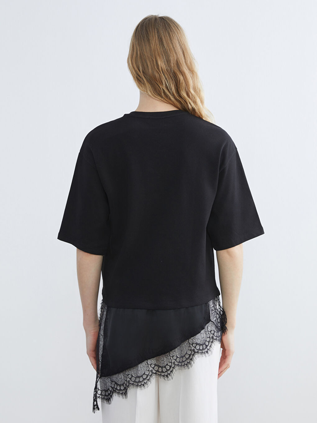 Siyah Bisiklet Yaka Dantel Detaylı Kadın Tişört-3