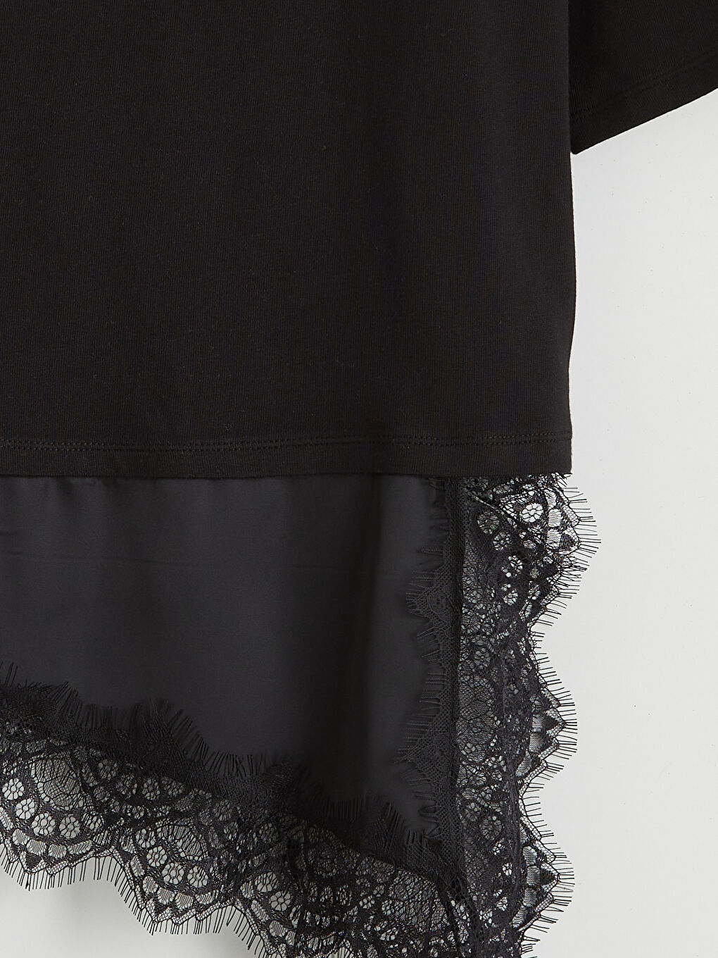 Siyah Bisiklet Yaka Dantel Detaylı Kadın Tişört-5