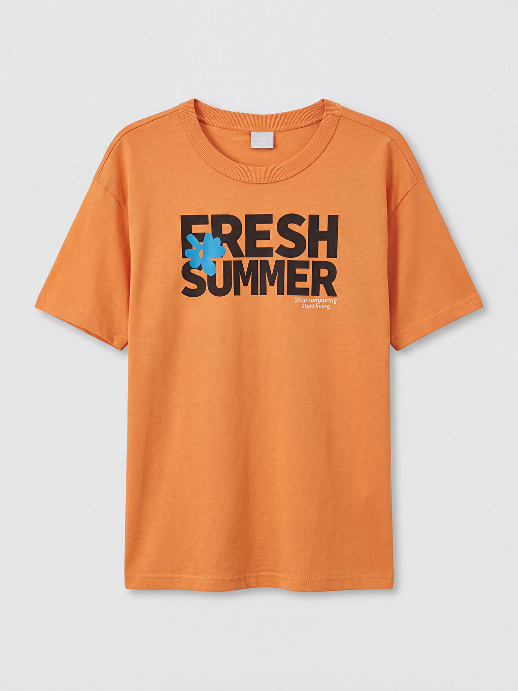 تي شيرت أولادي مطبوع بياقة دائرية وأكمام قصيرة