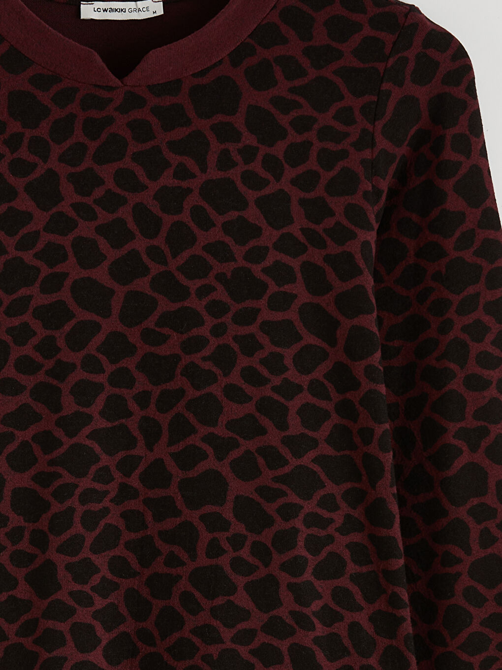 Bordo Kaçık Yaka Leopar Desenli Kadın Tişört-1