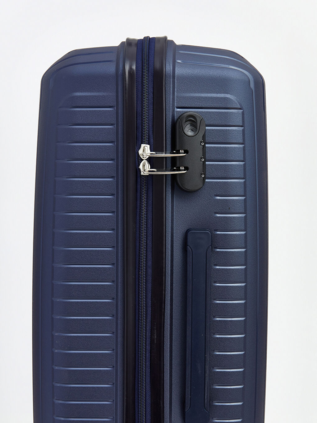 Середня валіза з деталями замка-3