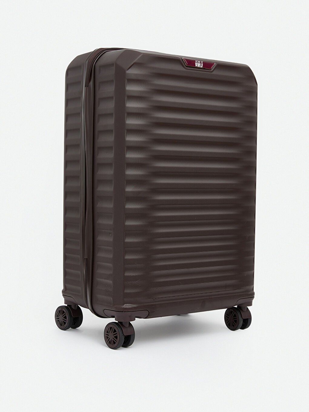 الحقيبة الكبيرة الحجم، مزينة بتفصيل قفل.