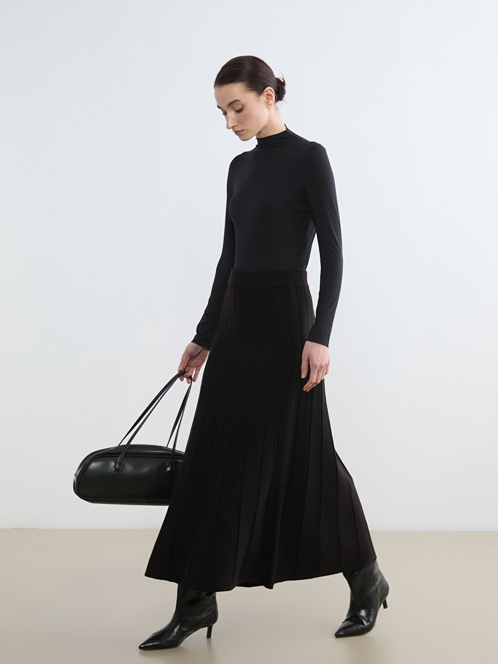 Siyah Beli Lastikli Triko Kloş Etek