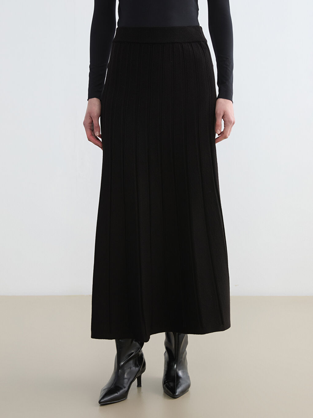 Siyah Beli Lastikli Triko Kloş Etek-1