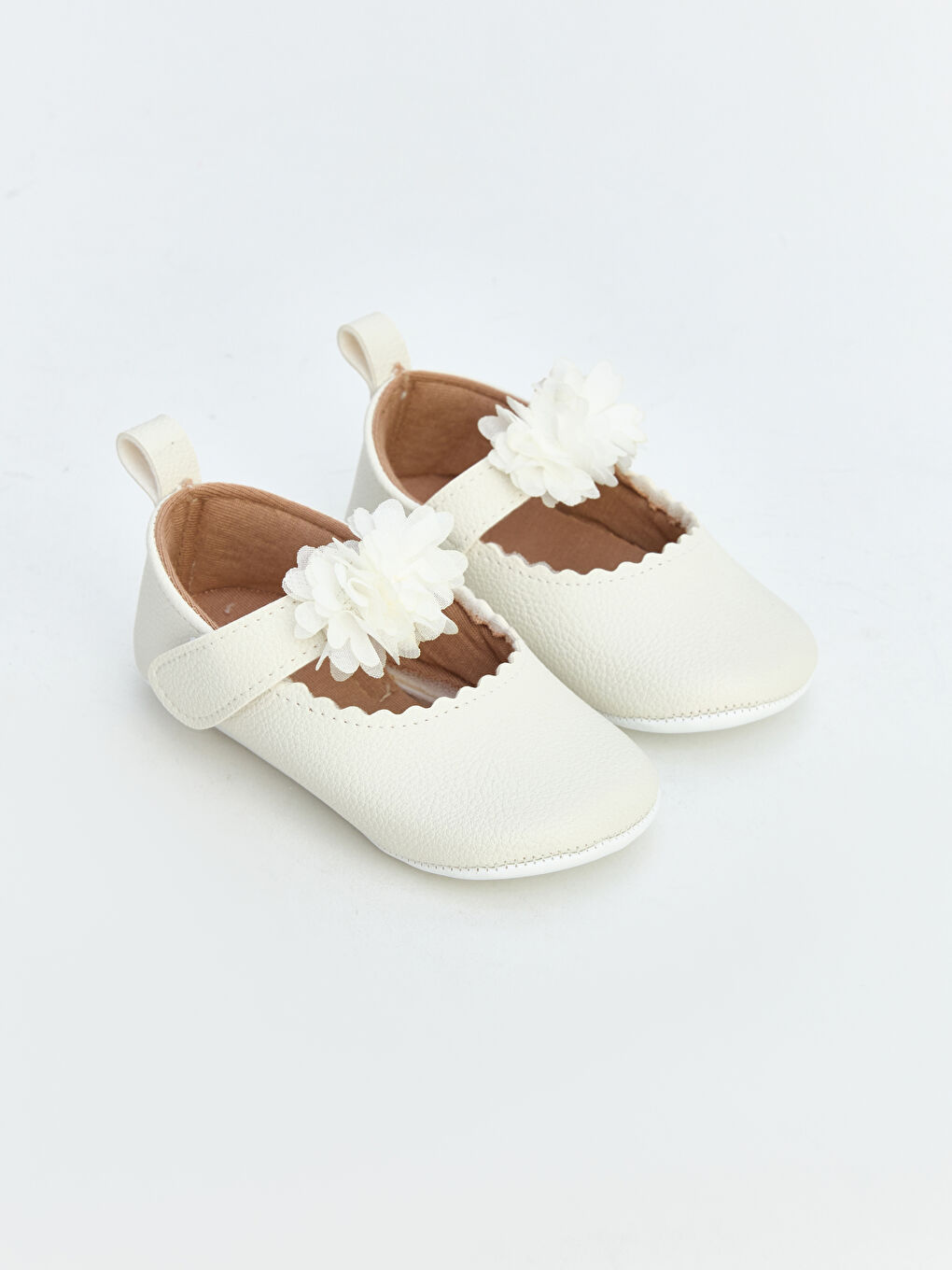 Beyaz Deri Görünümlü Kız Çocuk Babet