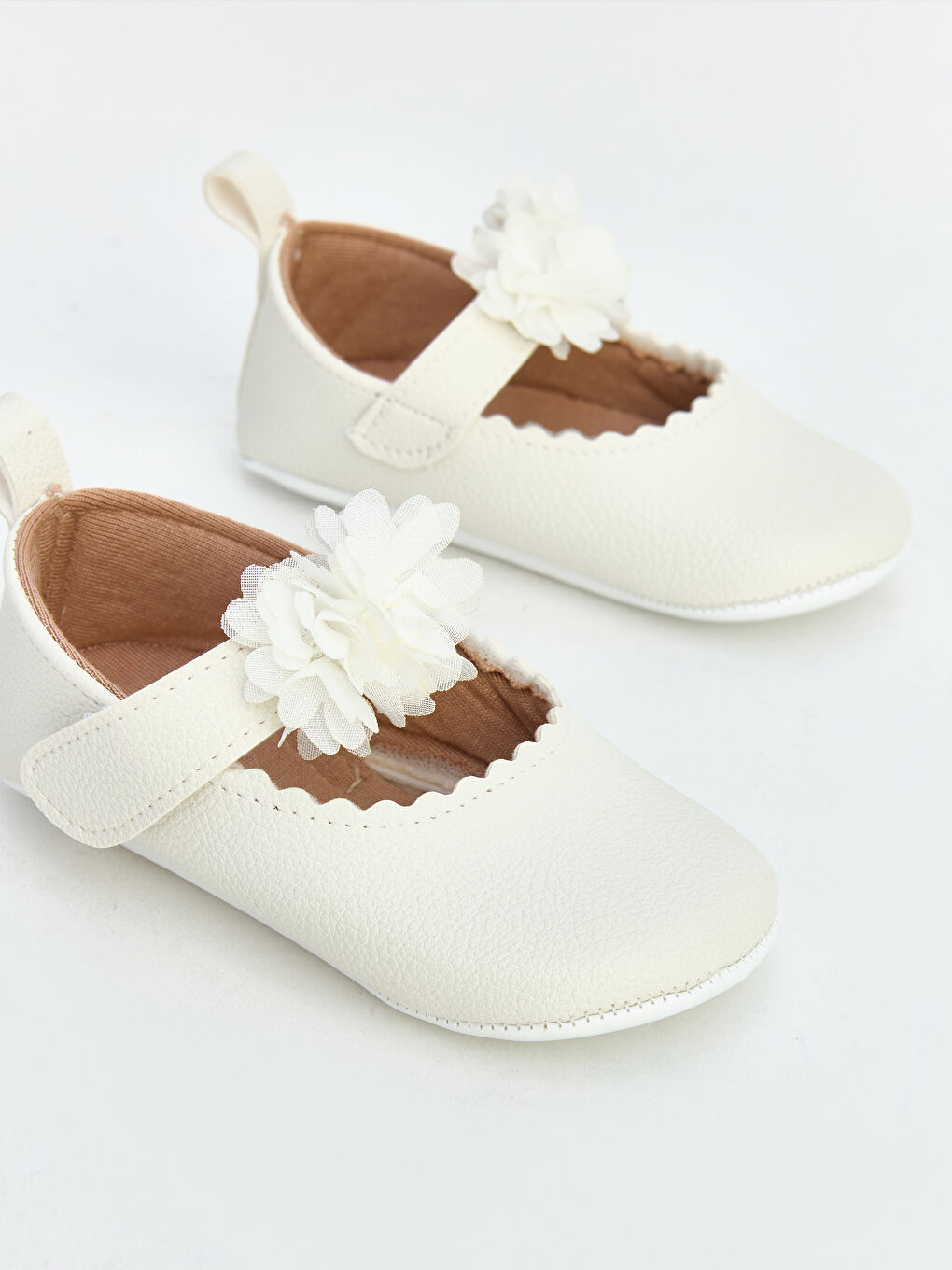 Beyaz Deri Görünümlü Kız Çocuk Babet-1