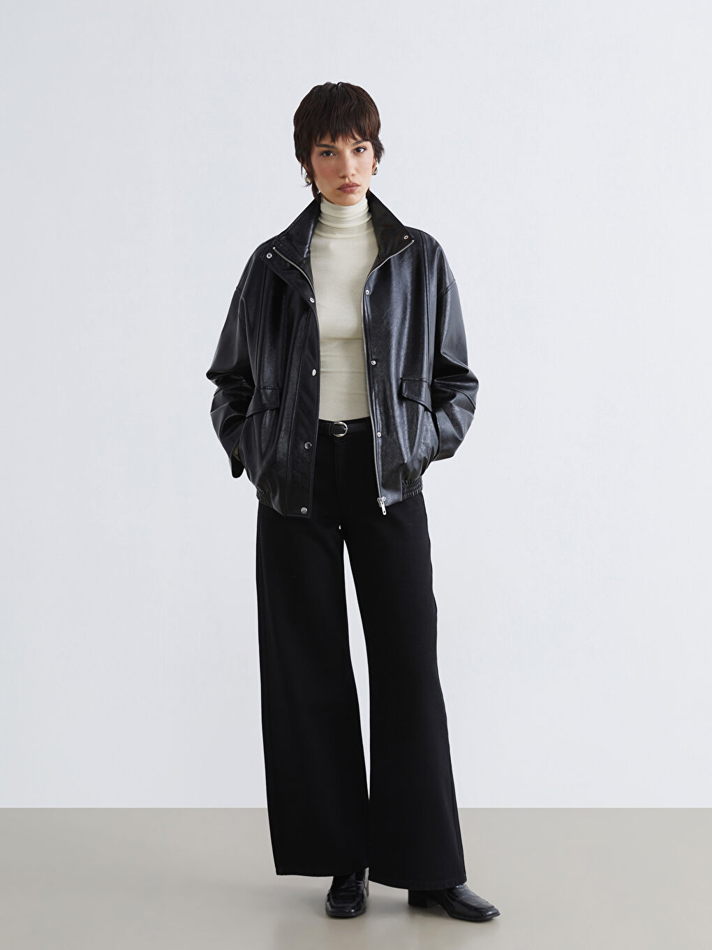 Ženska oversized jakna od veštačke kože sa uspravnom kragnom-1