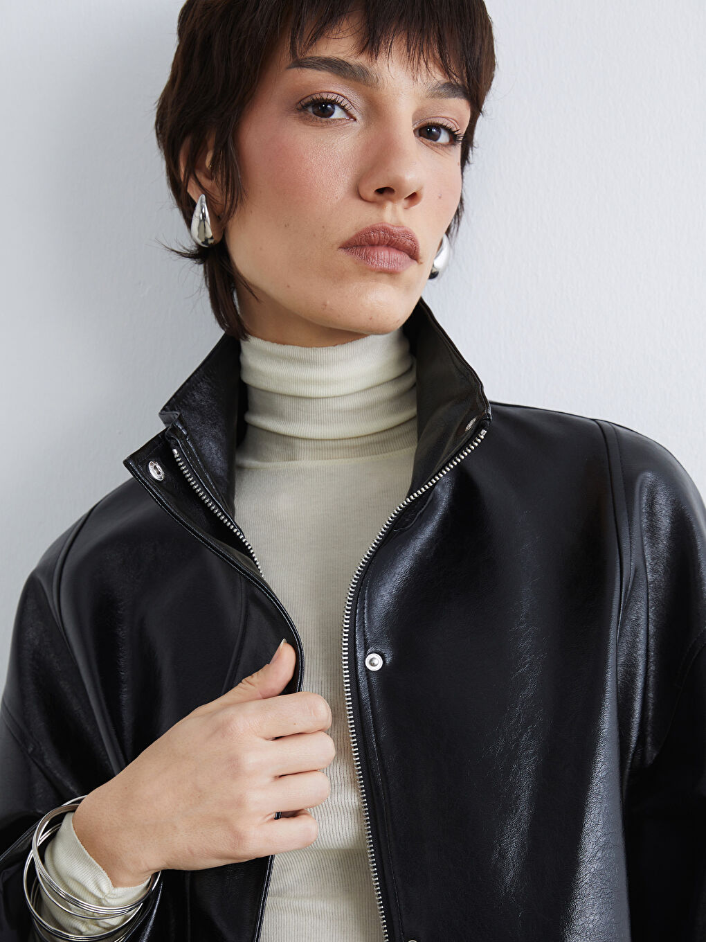 Ženska oversized jakna od veštačke kože sa uspravnom kragnom-2