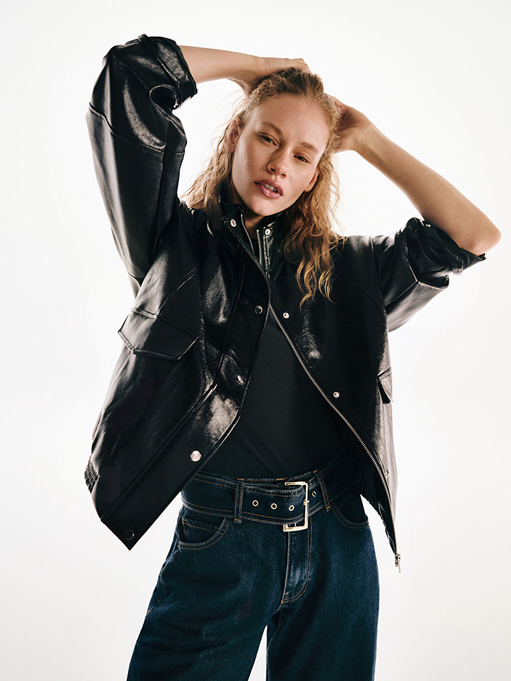 جاكيت جلد صناعي واسع للسيدات بياقة ستاند أب