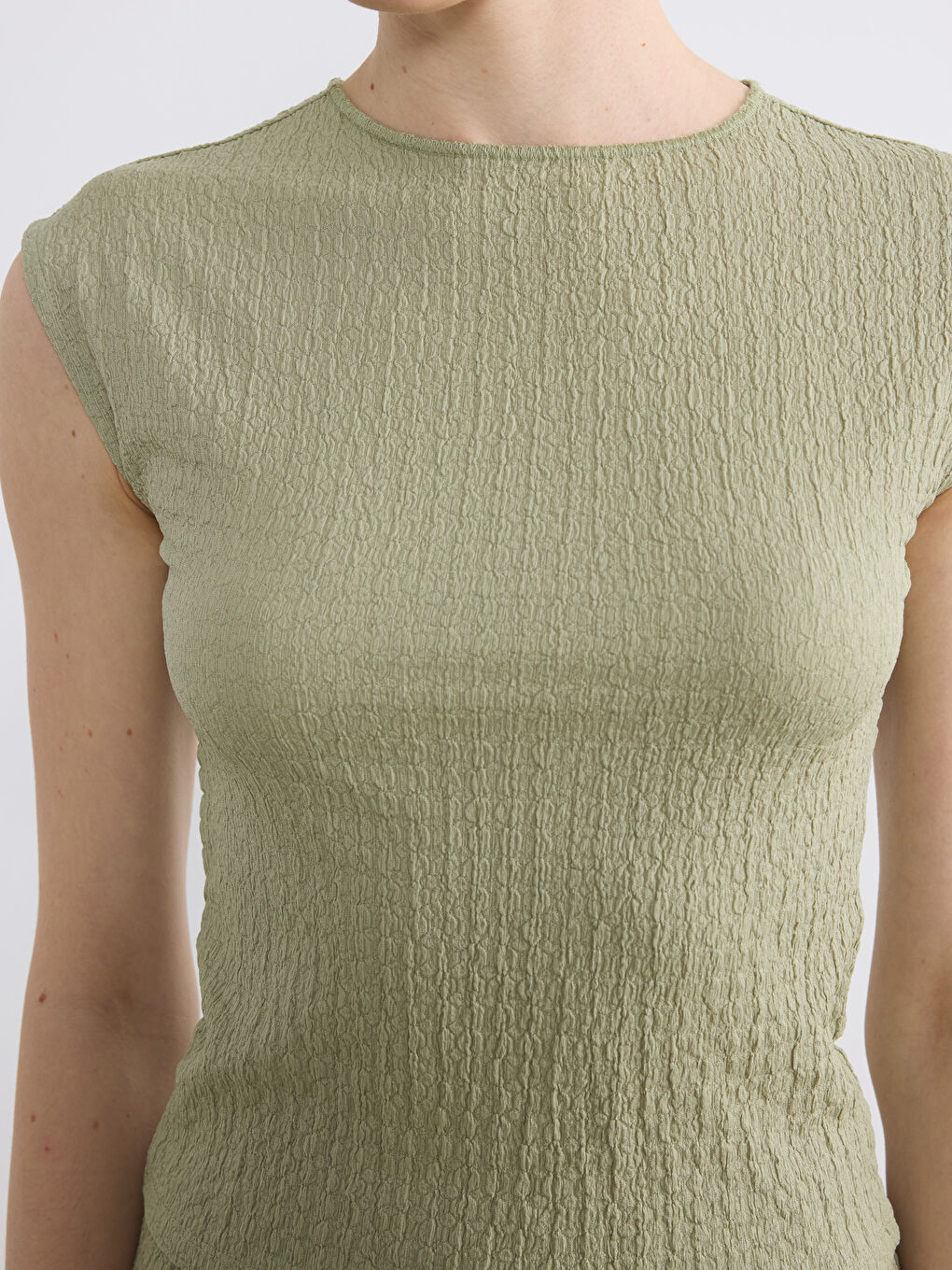 Ženska majica na bretele sa teksturom i okruglim izrezom-2