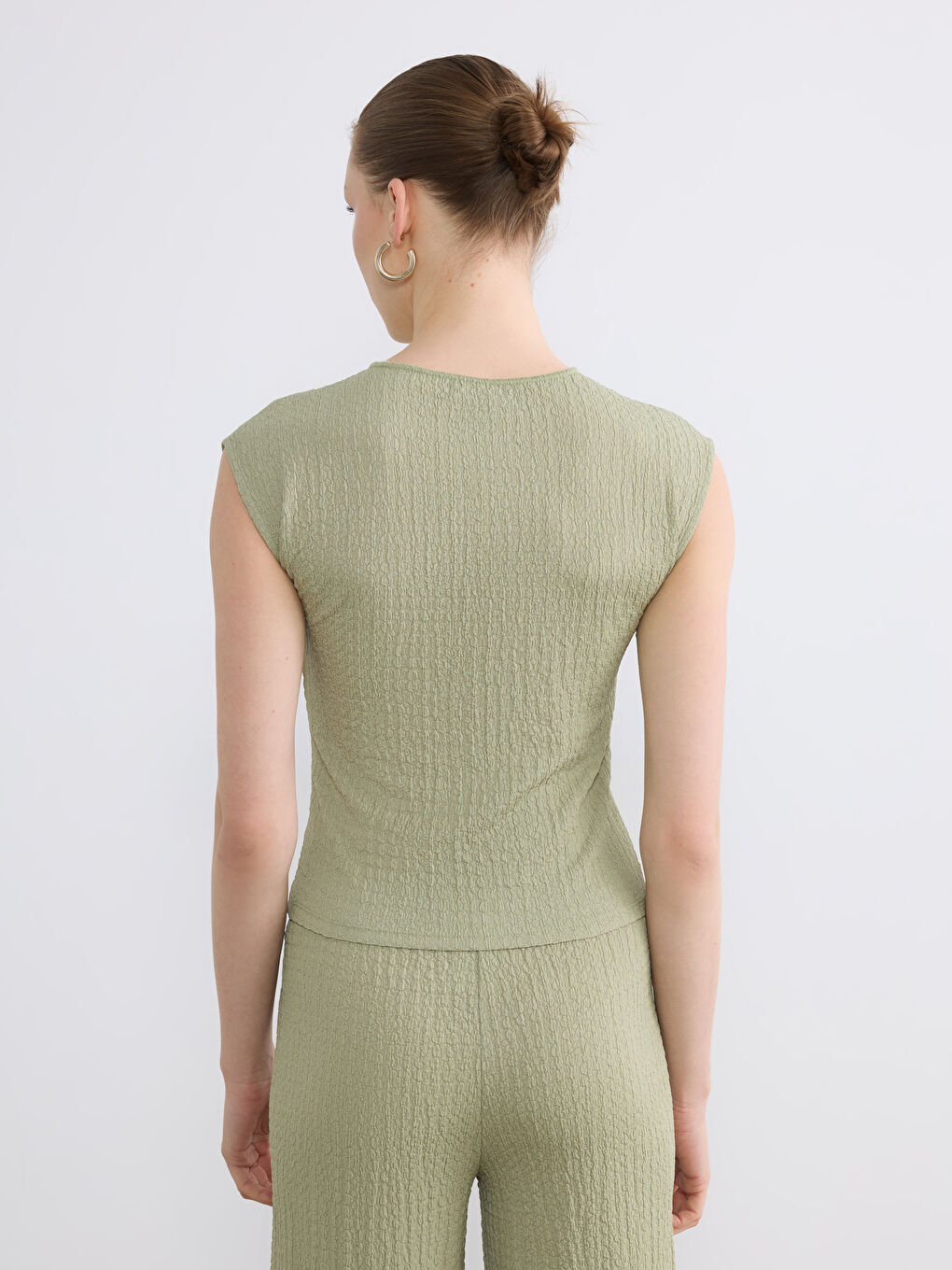 Ženska majica na bretele sa teksturom i okruglim izrezom-3