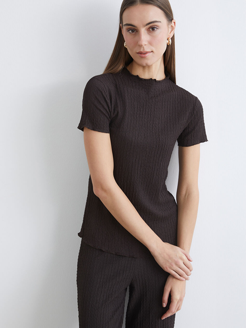 Kahverengi Fırfırlı Dik Yaka Dokulu Bluz