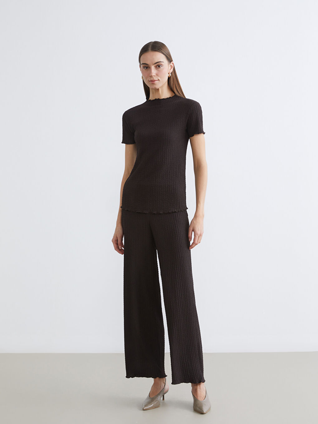 Kahverengi Fırfırlı Dik Yaka Dokulu Bluz-1