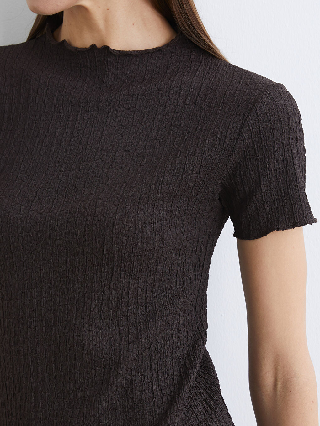 Kahverengi Fırfırlı Dik Yaka Dokulu Bluz-2