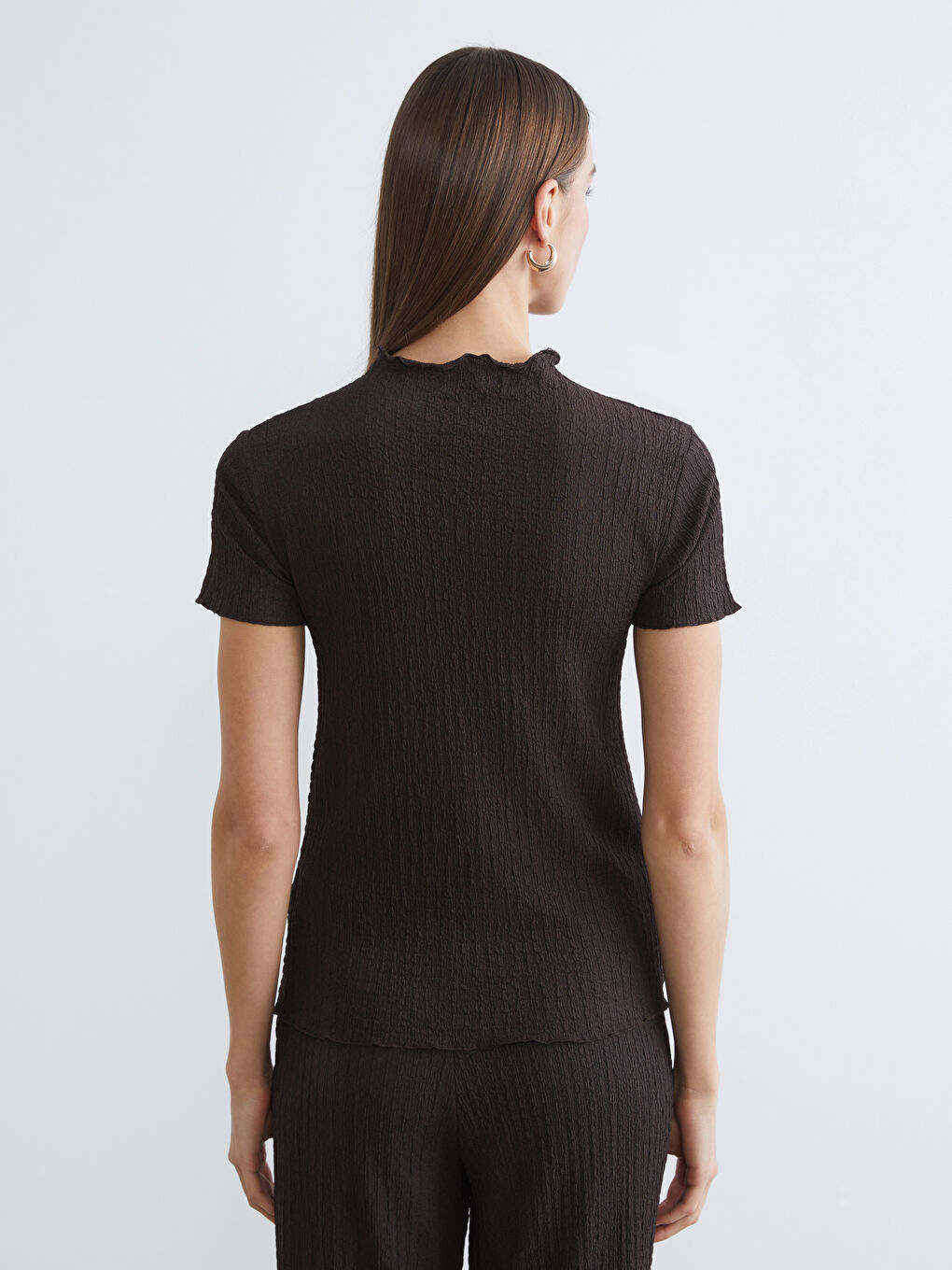 Kahverengi Fırfırlı Dik Yaka Dokulu Bluz-3