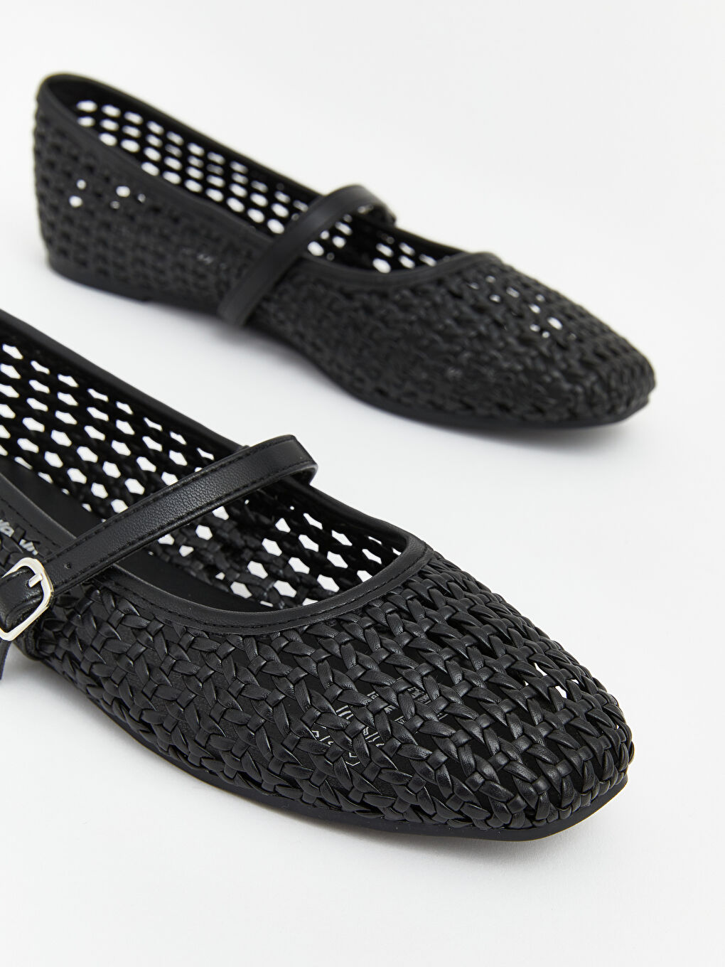 پێڵاوی بالێی ژنانه‌ به‌ شێوازی جڵی بافتبوو له‌گه‌ڵ قایش-2