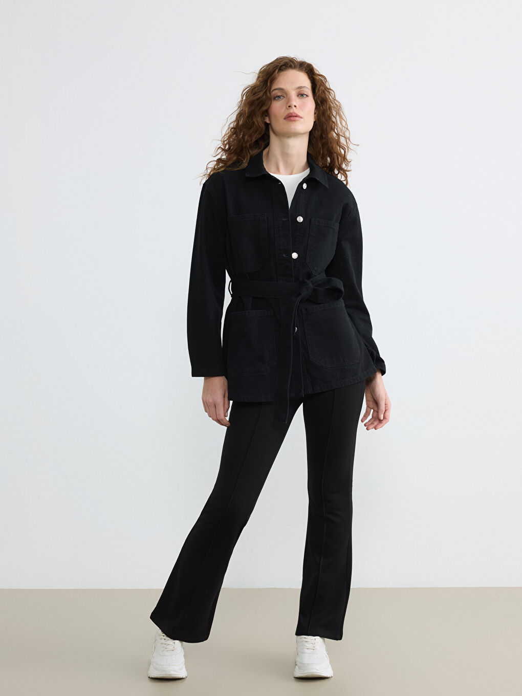 Siyah Gömlek Yaka Kuşak Detaylı Kadın Jean Ceket-1