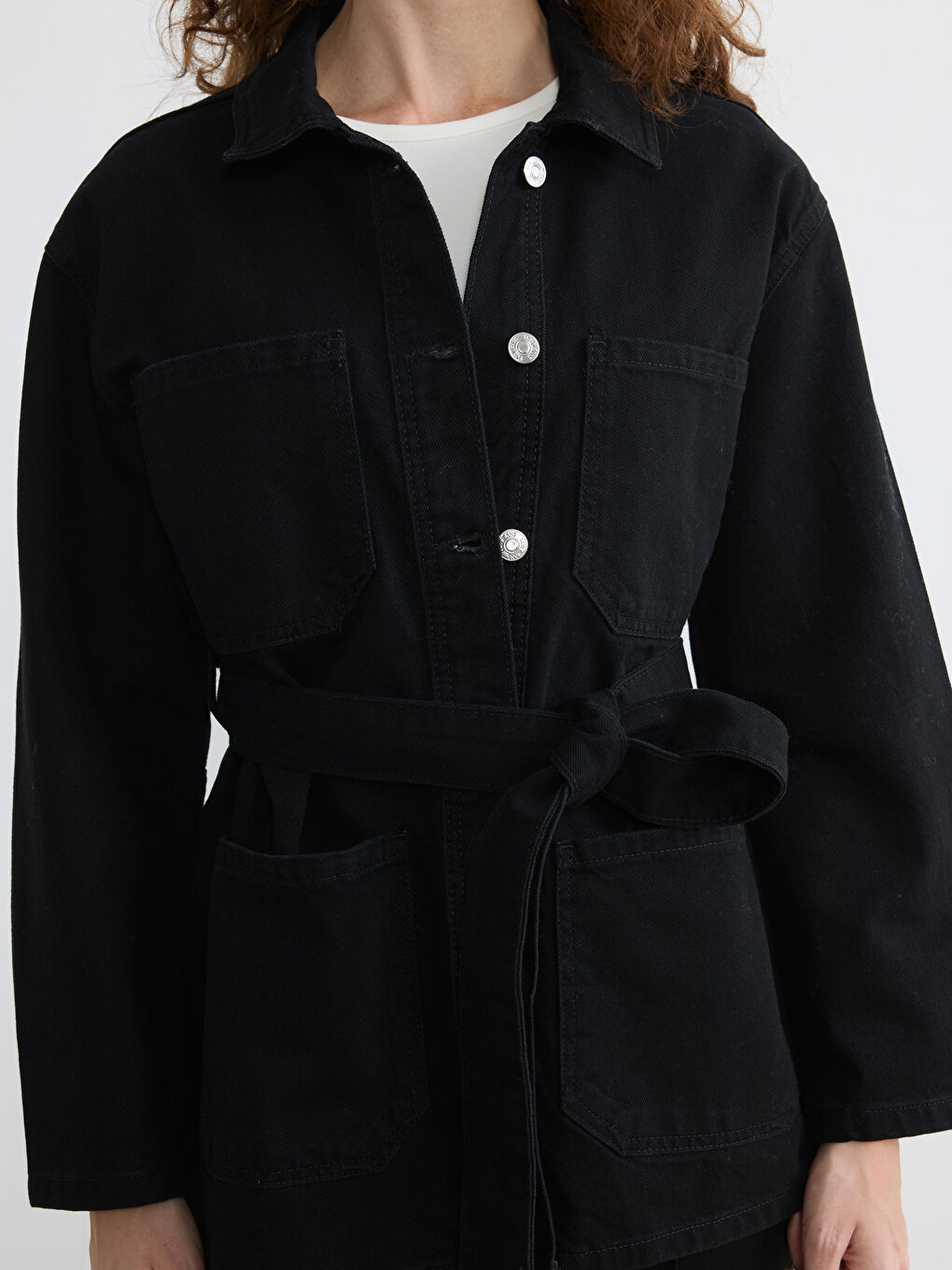 Siyah Gömlek Yaka Kuşak Detaylı Kadın Jean Ceket-2