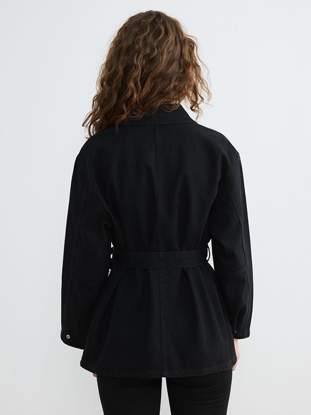 Siyah Gömlek Yaka Kuşak Detaylı Kadın Jean Ceket-3