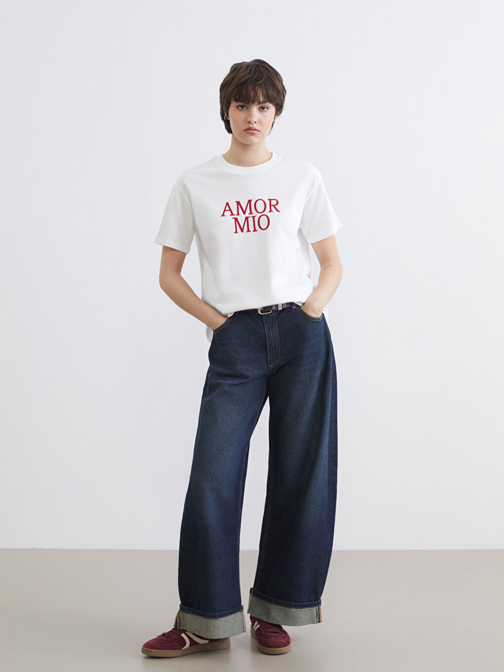 Ekru Bisiklet Yaka Nakışlı Kadın Tişört-1