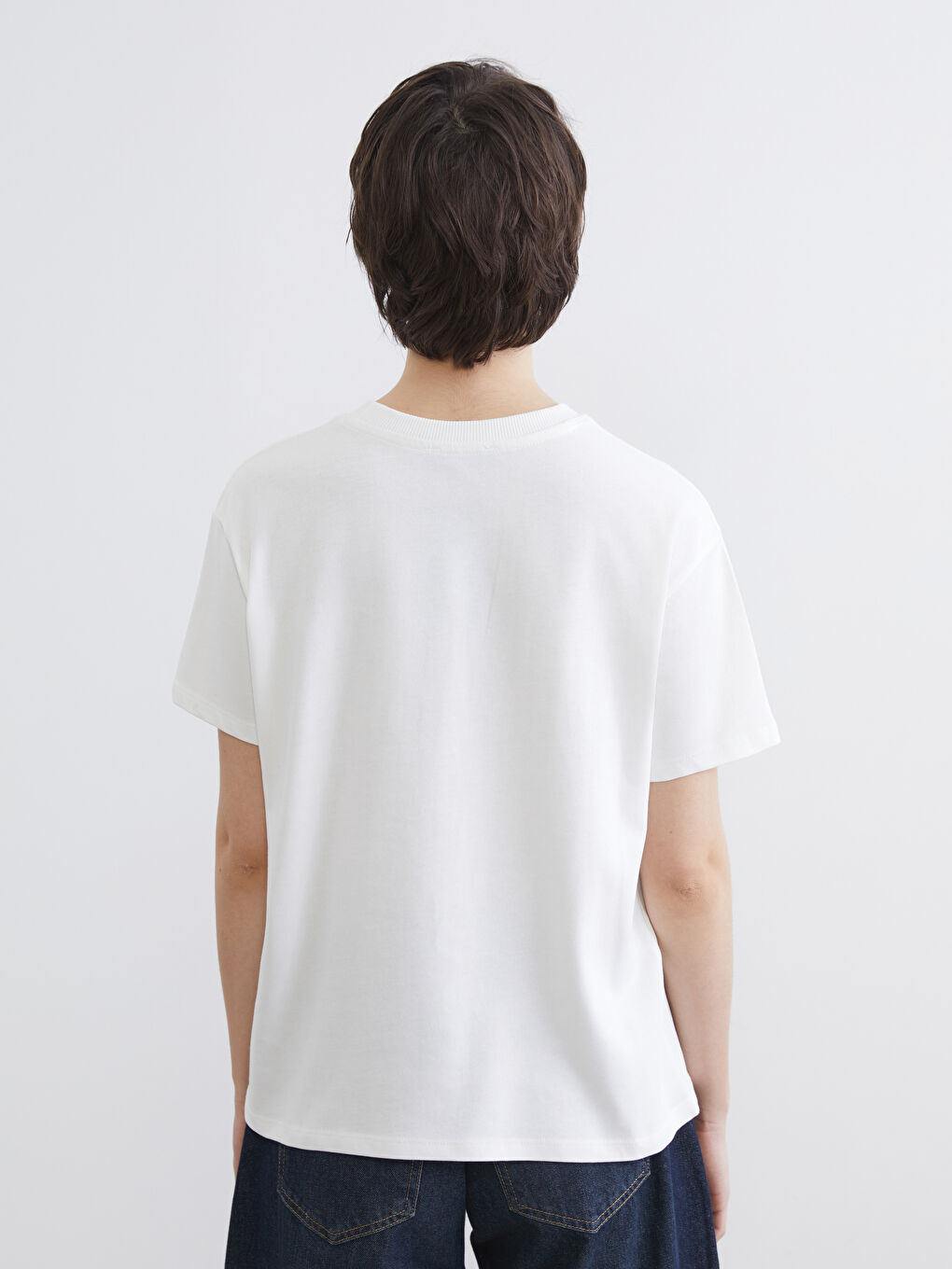 Ekru Bisiklet Yaka Nakışlı Kadın Tişört-3