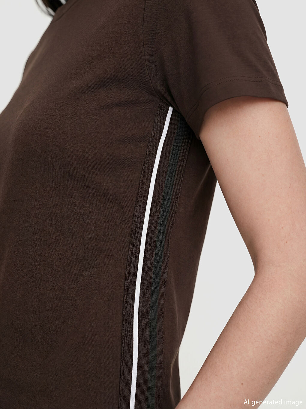 Kahverengi Bisiklet Yaka Kadın Tişört-1