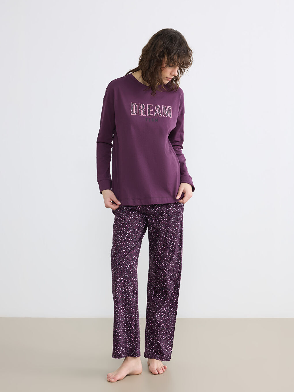Женский пижамный комплект с круглым вырезом и принтом-1