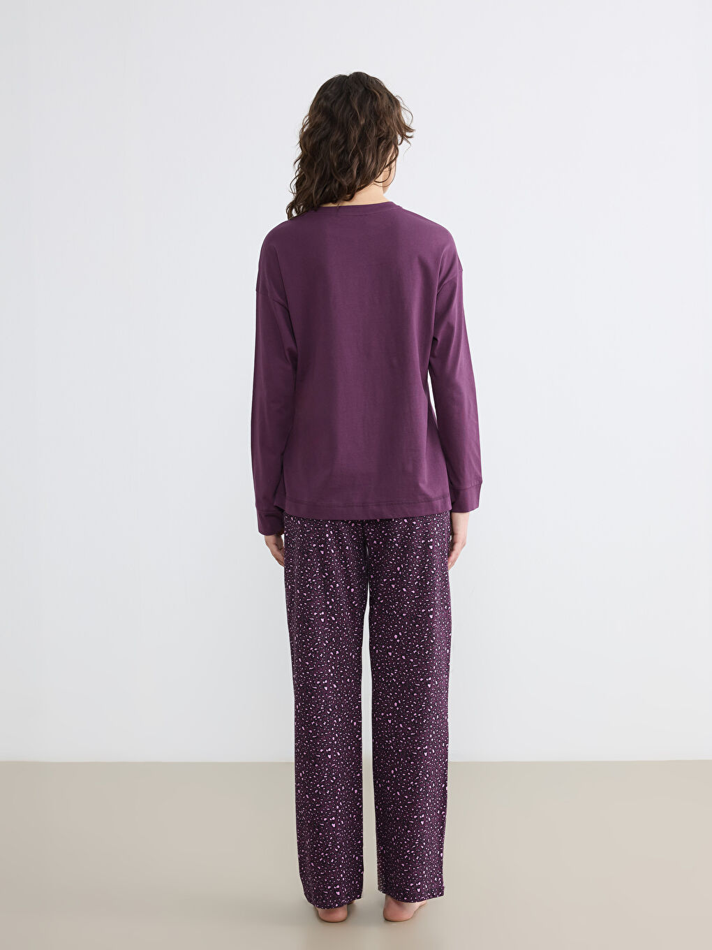 Женский пижамный комплект с круглым вырезом и принтом-3