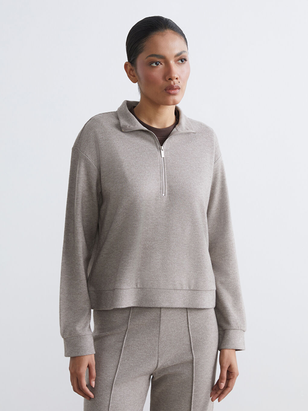 Kahverengi Dik Yaka Desenli Soft Touch Kadın Sweatshirt