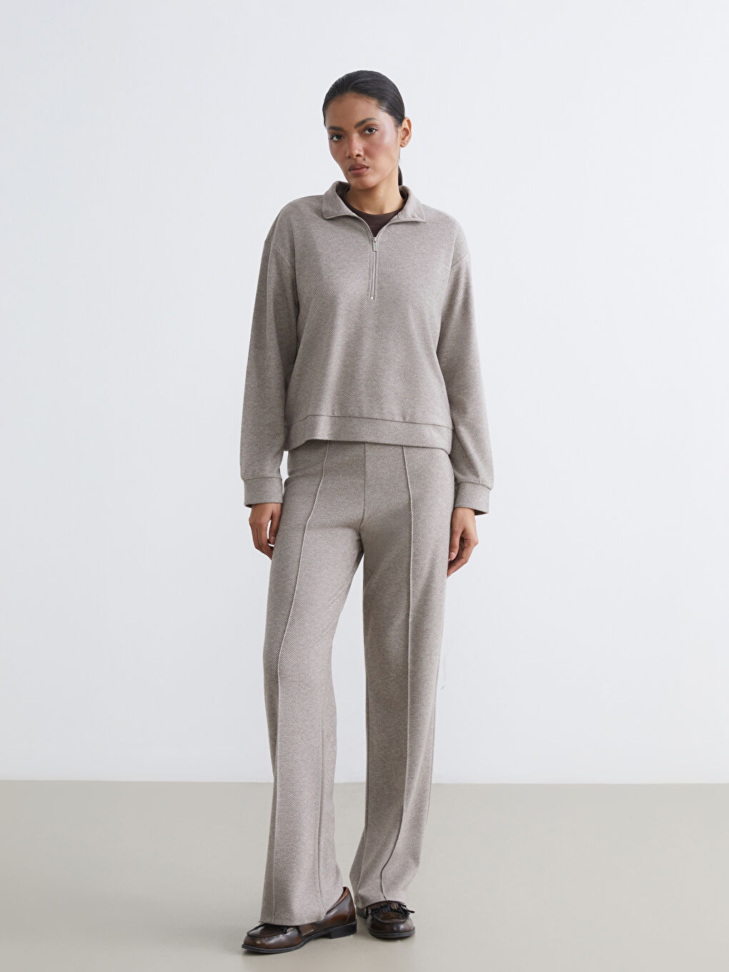 Kahverengi Dik Yaka Desenli Soft Touch Kadın Sweatshirt-1