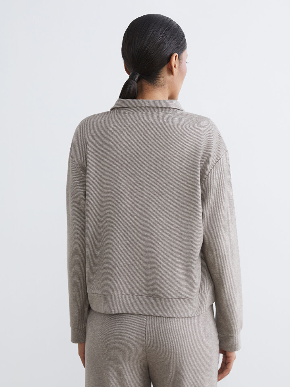 Kahverengi Dik Yaka Desenli Soft Touch Kadın Sweatshirt-3