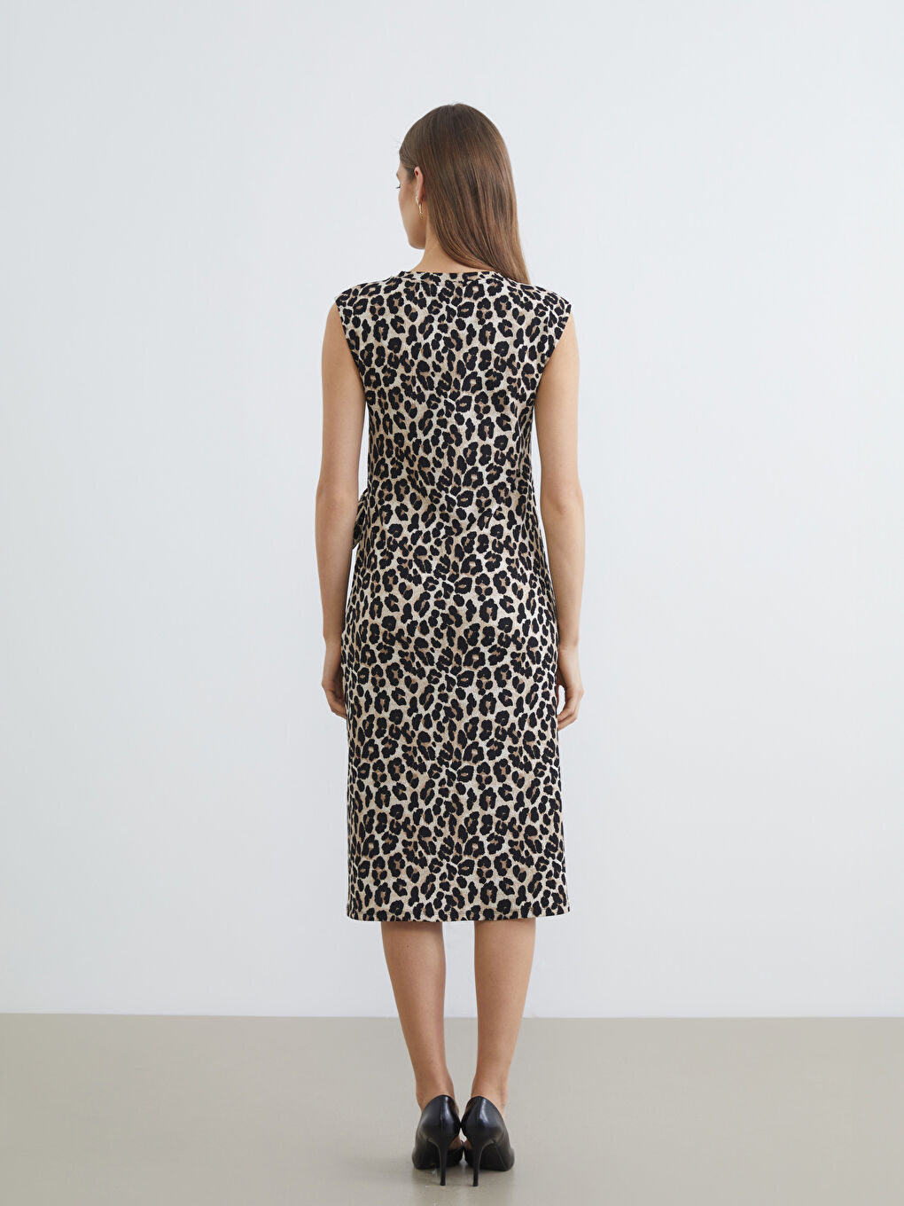 Leopard Print Dress with a Round Neck.-3