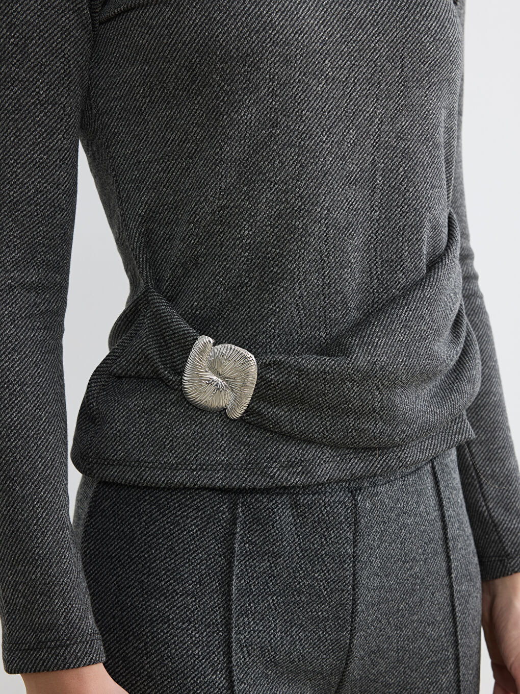 بلوزة برقبة دائرية مع تفاصيل إبزيم مكشكش-2