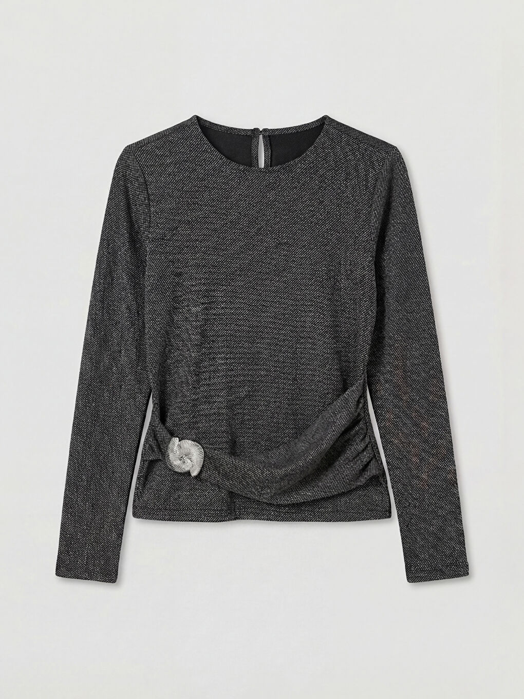 Bluza sa okruglim izrezom i detaljem nabora sa kopčom