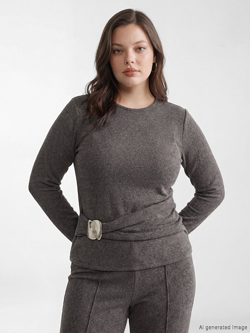 Блузка з круглим вирізом і драпірованою пряжкою-1