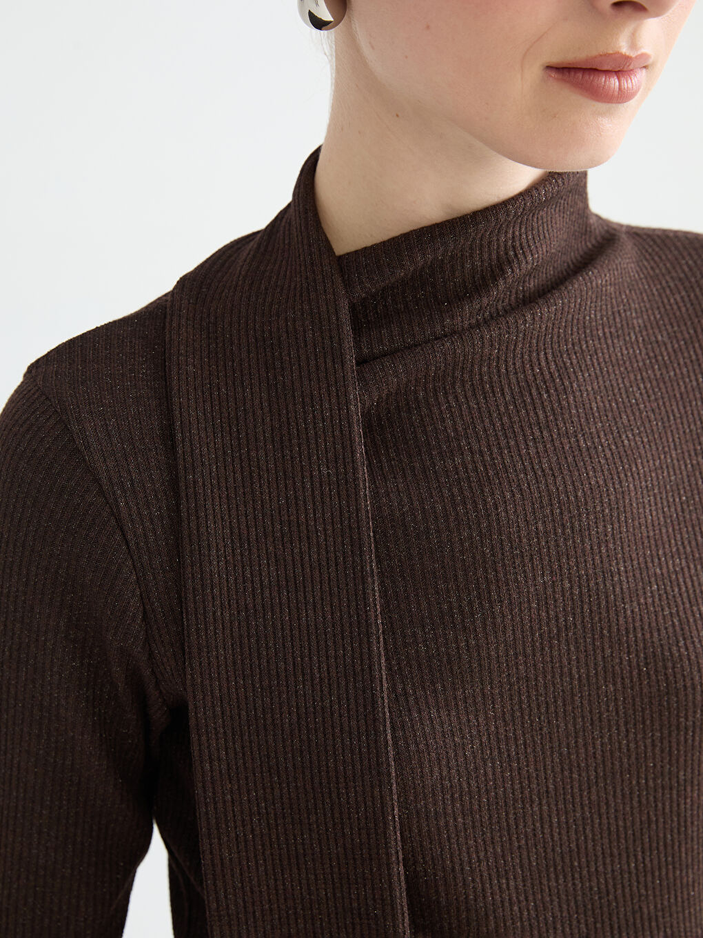 Kahverengi Şal Detaylı Dik Yaka Kadın Body-2