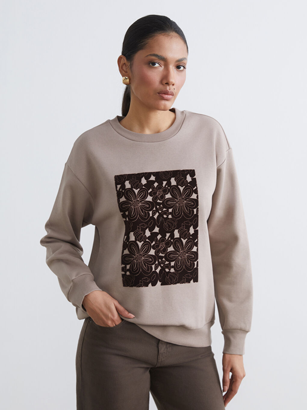 كنزة رياضية بني امرأة