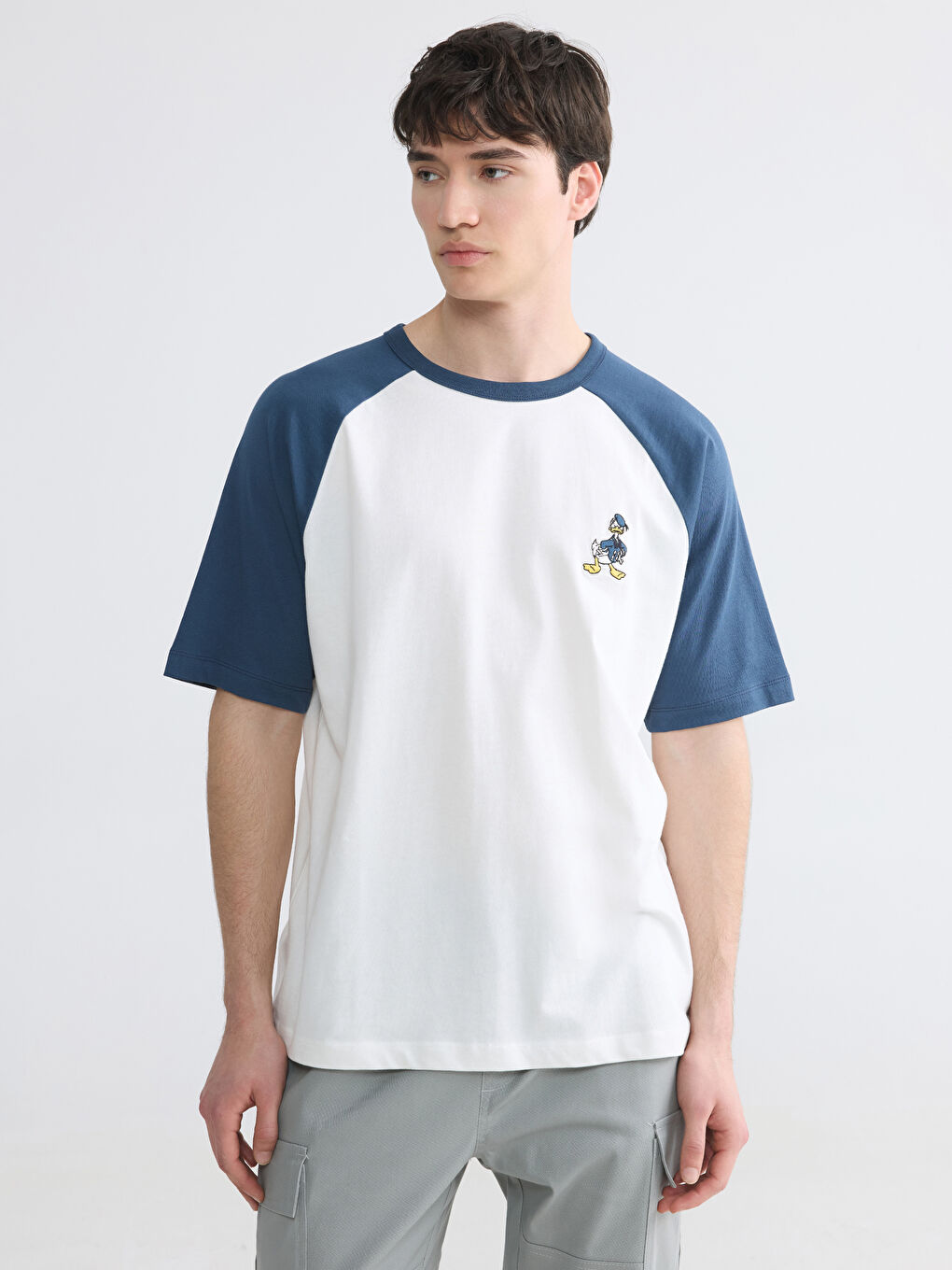 Beyaz Bisiklet Yaka Donald Duck Nakışlı Erkek Tişört