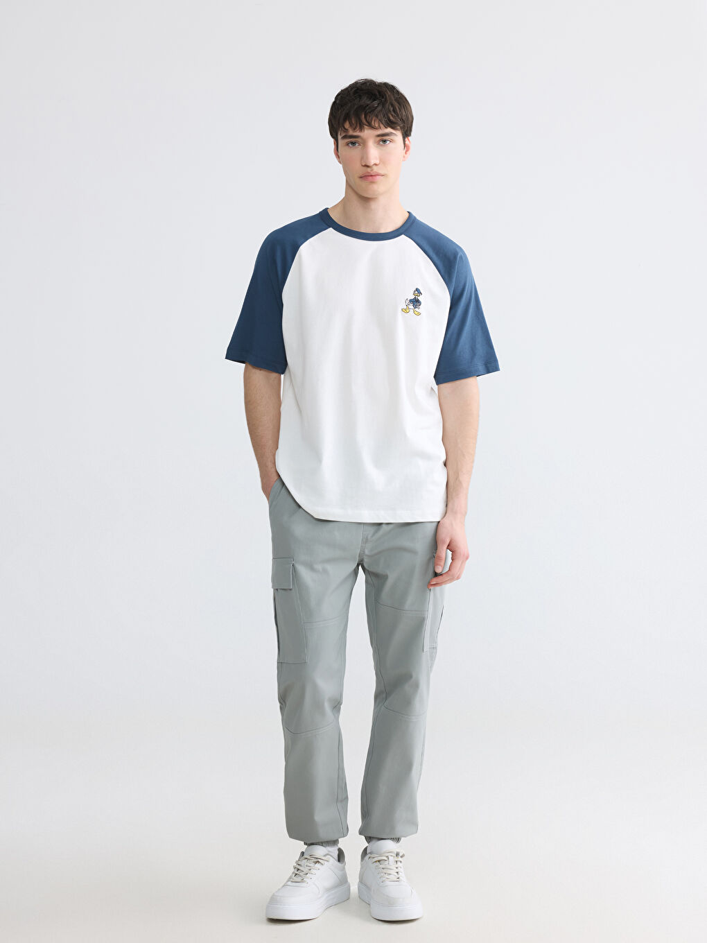 Beyaz Bisiklet Yaka Donald Duck Nakışlı Erkek Tişört-1