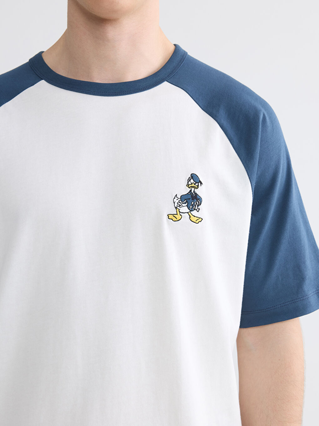 Beyaz Bisiklet Yaka Donald Duck Nakışlı Erkek Tişört-2
