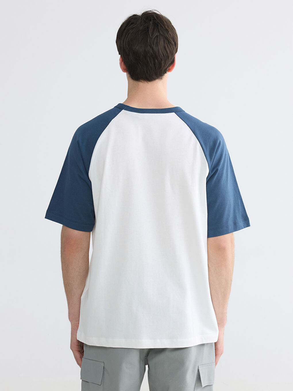 Beyaz Bisiklet Yaka Donald Duck Nakışlı Erkek Tişört-3