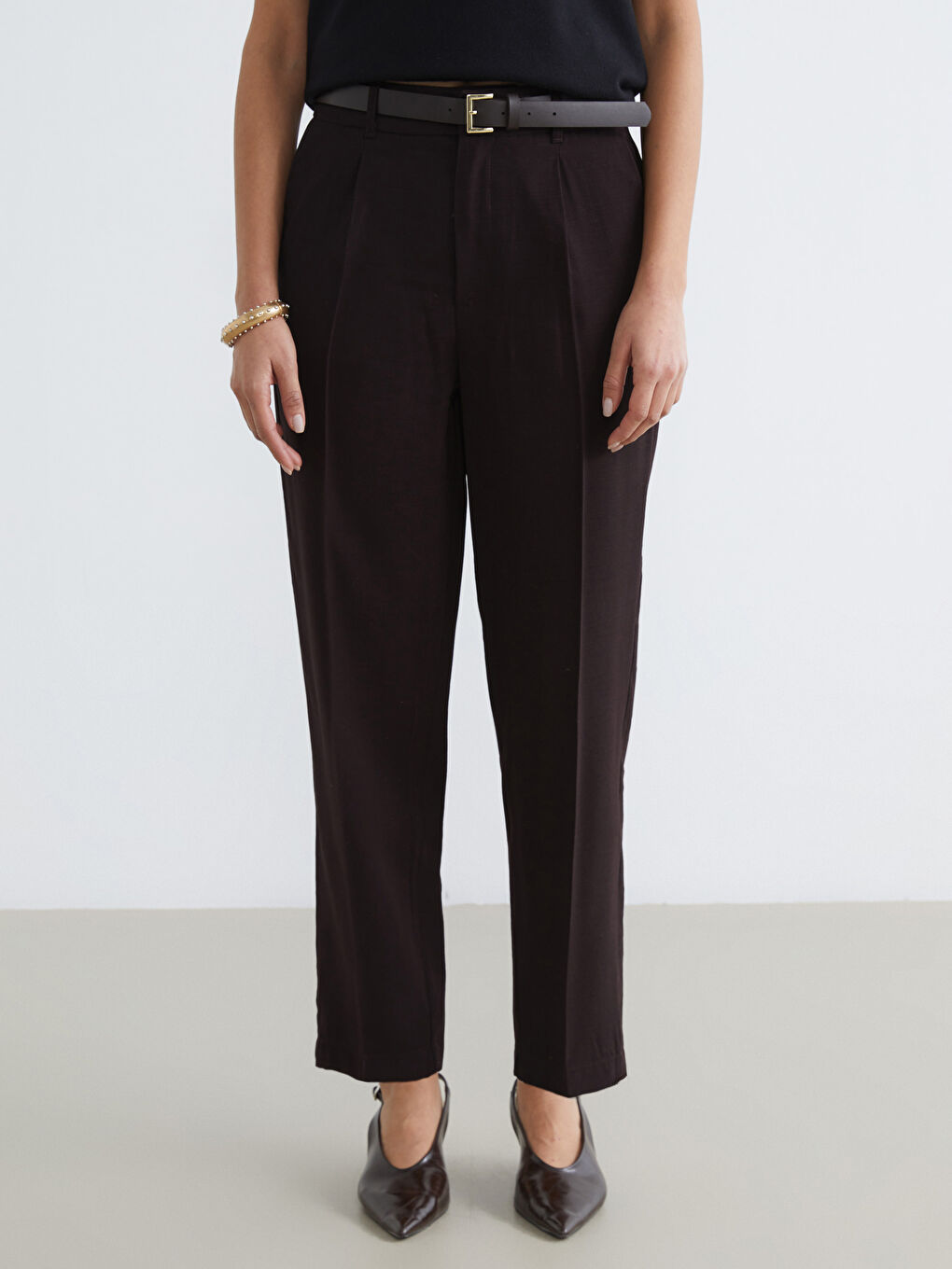 Kahverengi Beli Kemerli Kadın Pileli Pantolon-1