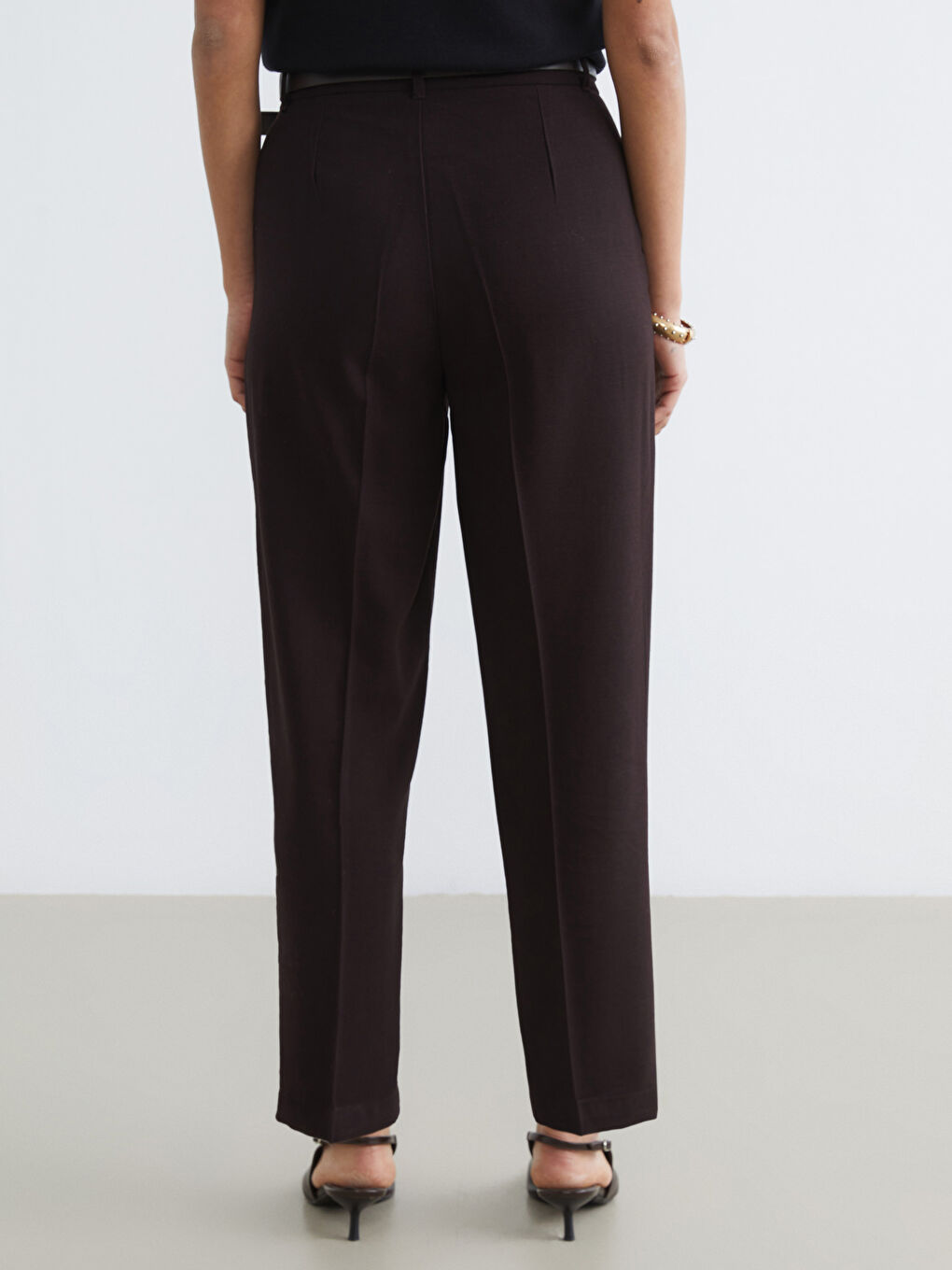 Kahverengi Beli Kemerli Kadın Pileli Pantolon-3