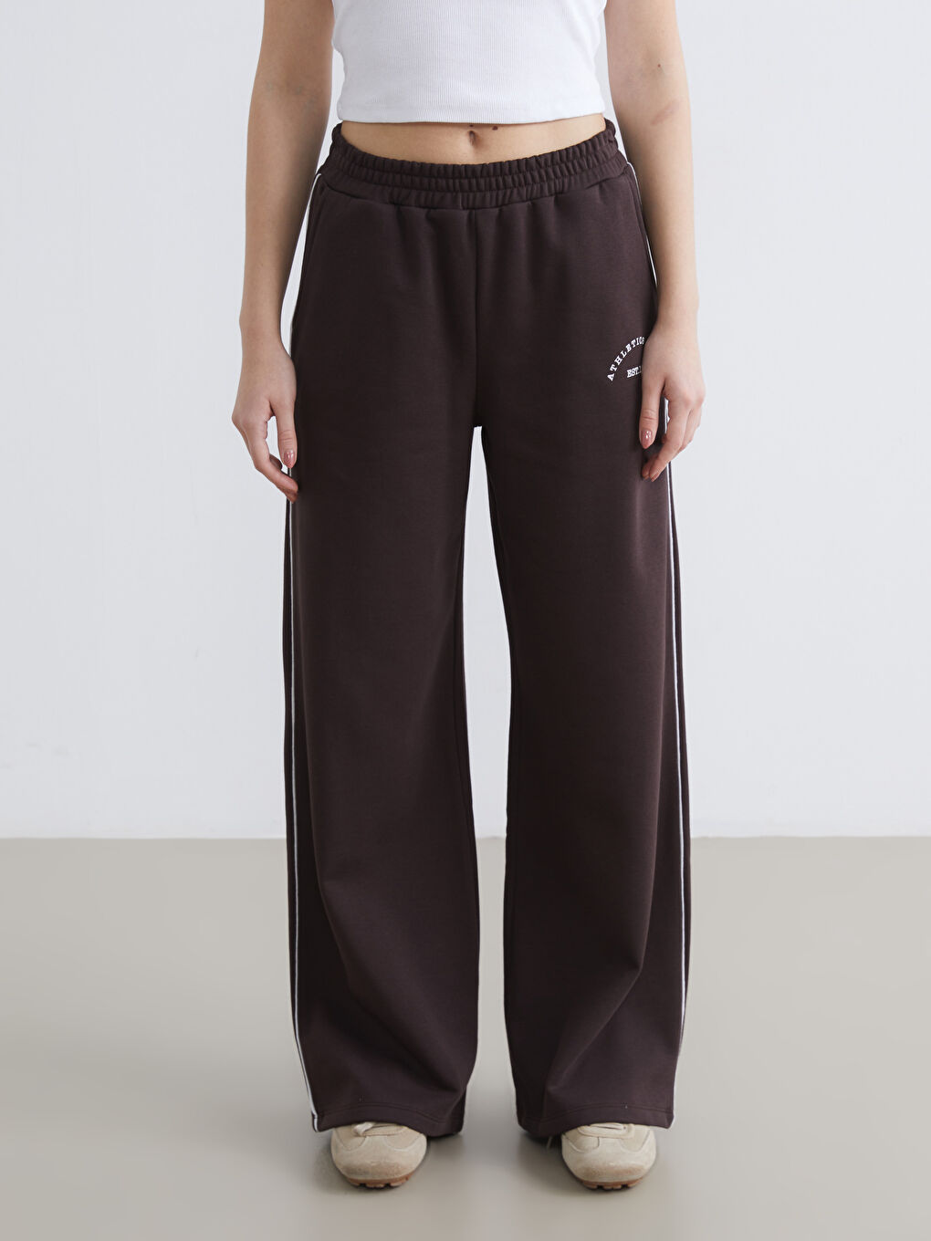 ქალი ყავისფერი სპორტული შარვალი-1