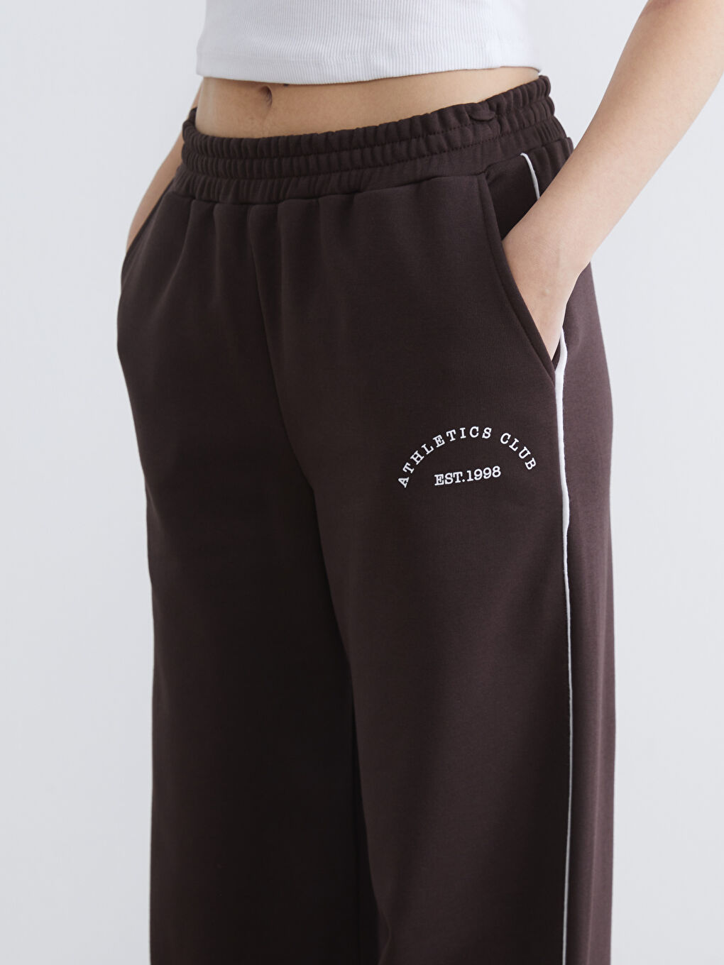 ქალი ყავისფერი სპორტული შარვალი-2