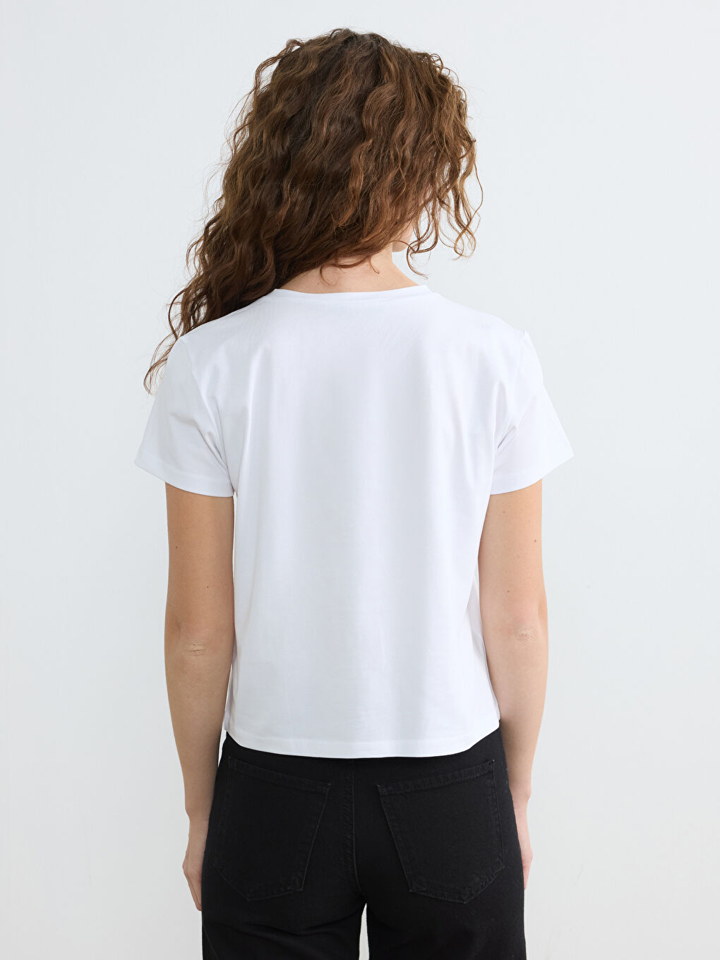 Beyaz Bisiklet Yaka Baskılı Kadın Tişört-3