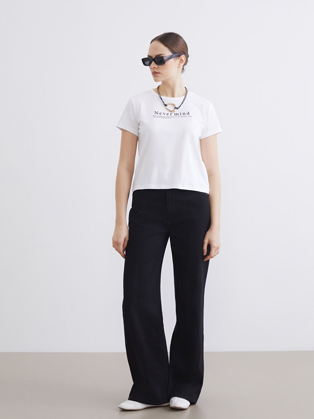 Beyaz Bisiklet Yaka Kadın Tişört-1