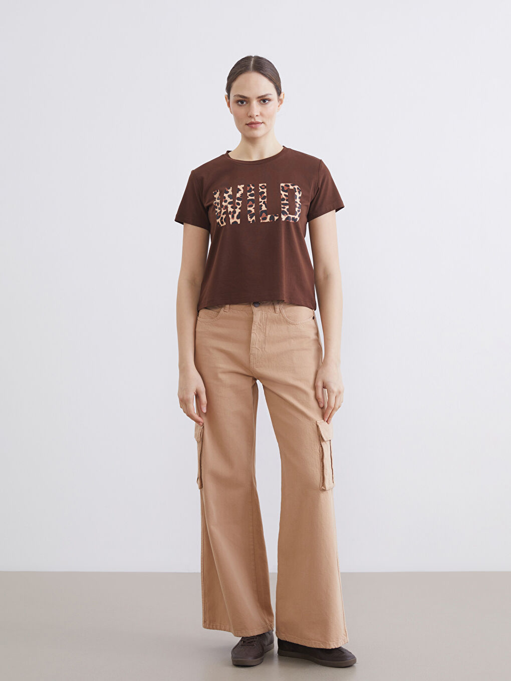 Kahverengi Bisiklet Yaka Baskılı Kadın Tişört-1