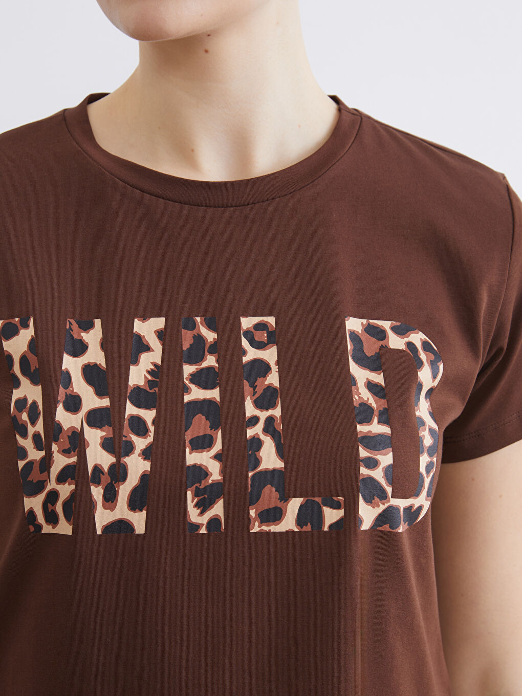 Kahverengi Bisiklet Yaka Baskılı Kadın Tişört-2